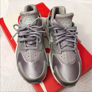 Women’s Nike Air Huarache Run SE Silver Size 6.5